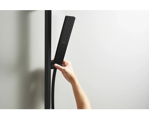 Handbrause an Duschstange mit Hand