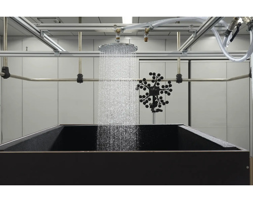 Regendusche im Testaufbau mit Wasserfluss in ein Becken