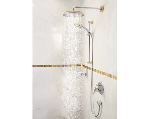 Dusche mit Kopfbrause, Handbrause, Brausestange und Armatur an der Wand