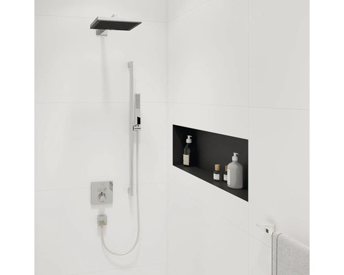 Salle de bains moderne avec douche de pluie, douchette à main et compartiment de rangement