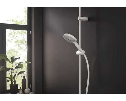 Brausestangenset mit Handbrause im Badezimmer.