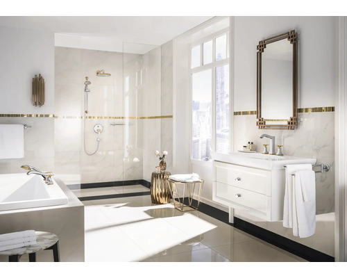 Helles Badezimmer mit Dusche, Waschtisch, Spiegel und Badewanne in einem modernen Design.