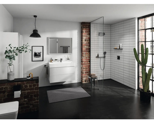 Helles Badezimmer mit Dusche, Waschtisch, Spiegel und Dekoration