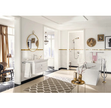 Helles Badezimmer mit Waschtisch, Spiegel, Badewanne und Dusche im modernen Design