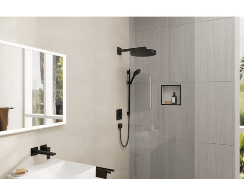 Badezimmer mit Dusche, Waschbecken, Spiegel und Armaturen in dunkler Farbe