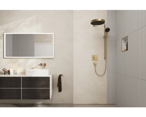 Badezimmer mit Waschtisch, Spiegel, Dusche und Armaturen