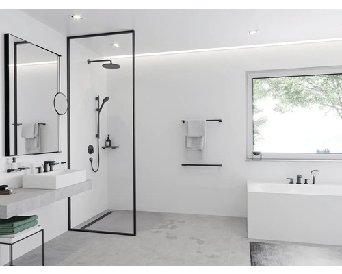 Helles Badezimmer mit Dusche, Waschtisch und Badewanne