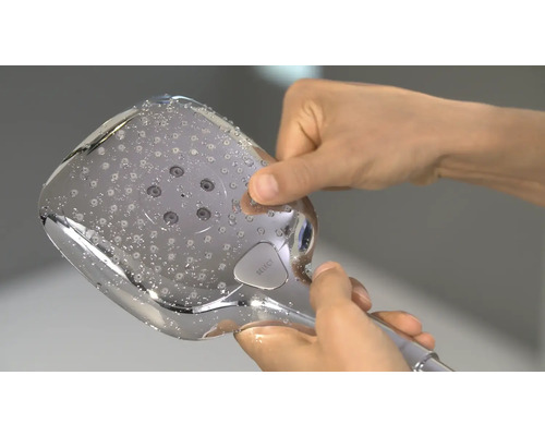 Handbrause mit Wasser und Bedienknopf