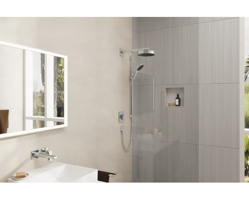 Helles Badezimmer mit Spiegel, Waschbecken und Dusche