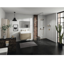Salle de bains avec lavabo, miroir, douche et décorations dans un design lumineux