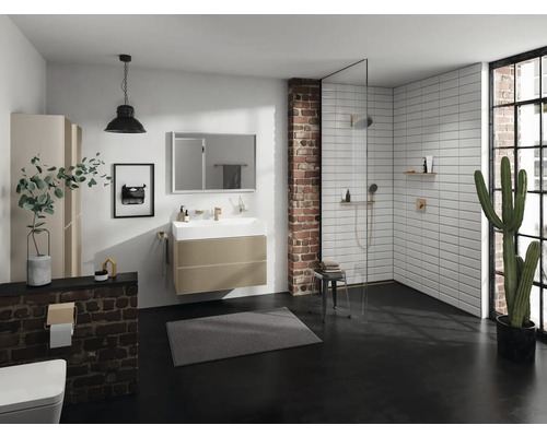 Badezimmer mit Waschtisch, Spiegel, Dusche und Dekorationen in hellem Design