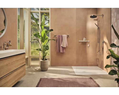 Modernes Badezimmer mit Dusche, Waschtisch, Spiegel, Pflanze und Handtüchern