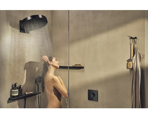 Begehbare Dusche mit Kopfbrause, Handbrause, Ablageflächen und Armaturen in einem modernen Badezimmer