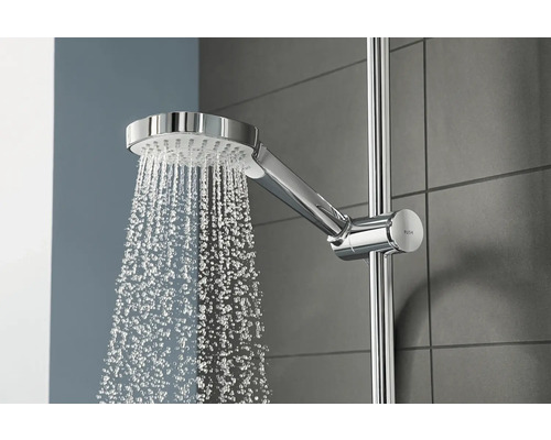 Brausekopf mit Wasserstrahl an Duschstange