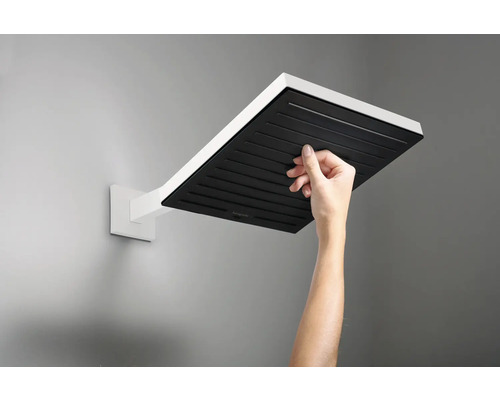 Kopfbrause mit Hand unterhalb der Brause