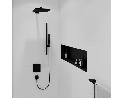 Modernes Badezimmer mit schwarzer Duschgarnitur, eingebautem Regal und Handtuchhalter