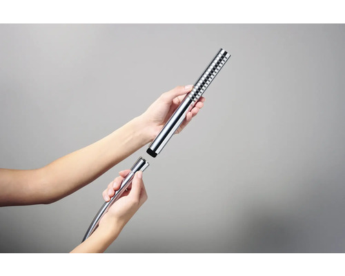 Hände verbinden eine Handbrause mit einem Brauseschlauch.