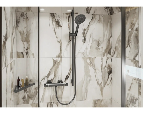 Douche avec carrelage en marbre, robinetterie de douche et étagère d''angle