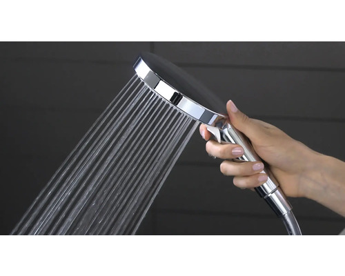 Douchette avec jet d''eau dans la main