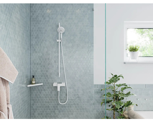 Modernes Badezimmer mit sechseckigen Fliesen, Duschkabine und weißen Armaturen