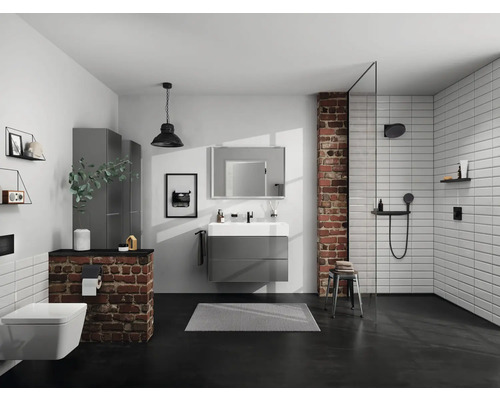 Modernes Badezimmer mit Dusche, Waschtisch, Toilette und Backsteinmauer