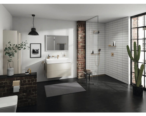 Modernes Badezimmer mit Waschtisch, Dusche und Backsteinwand