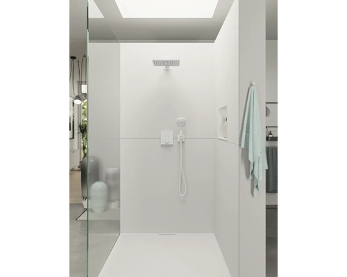 Begehbare Dusche mit Duschkopf, Handbrause und Ablage