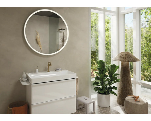 Badezimmer mit beleuchtetem Spiegel, Waschtisch und Fenster