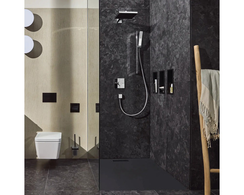 Modernes Badezimmer mit Dusche, Toilette und Ablageflächen.