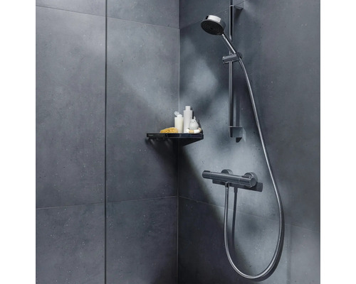 Duscharmatur mit Ablage in einem modern gestalteten Badezimmer.