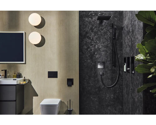 Modernes Badezimmer mit Dusche, Waschbecken, Toilette und Beleuchtung