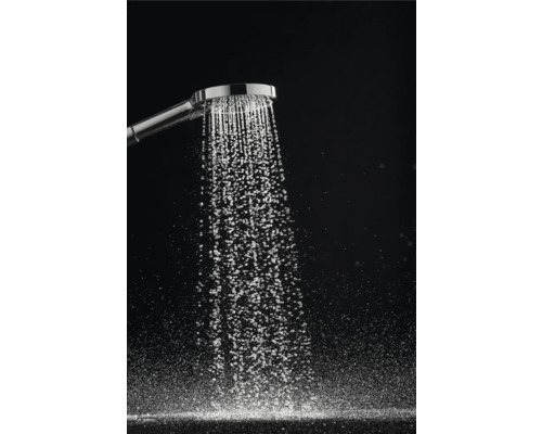 Douchette à main avec de l''eau qui coule