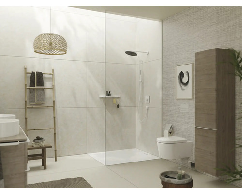 Modernes Badezimmer mit Dusche, Toilette, Waschbecken und Bambusleiter