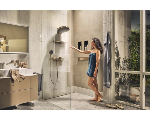 Modernes Badezimmer mit Dusche, Waschbecken und Accessoires