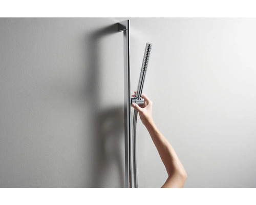 Duschstangenset mit Handbrause und Schlauch an einer Wand montiert.