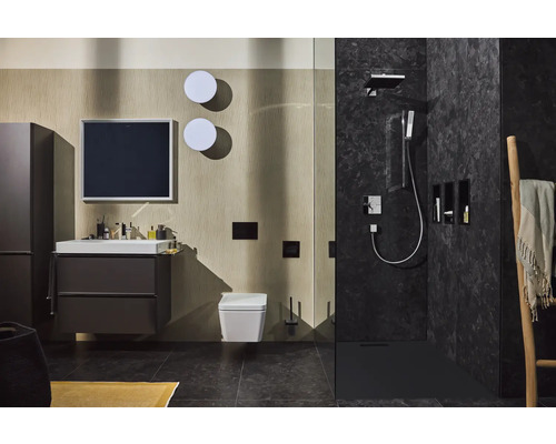 Modernes Badezimmer mit Dusche, Waschbecken, Spiegel und Toilette.