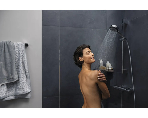 Frau unter der Dusche mit Handbrause und Brausestange in einem Badezimmer
