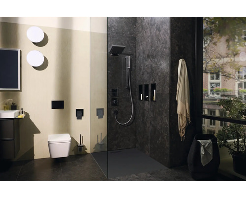 Modernes Badezimmer mit Dusche, Toilette und Waschtisch