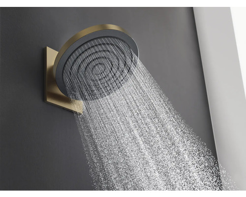 Duschkopf mit Wasserstrahl an einer Wand montiert