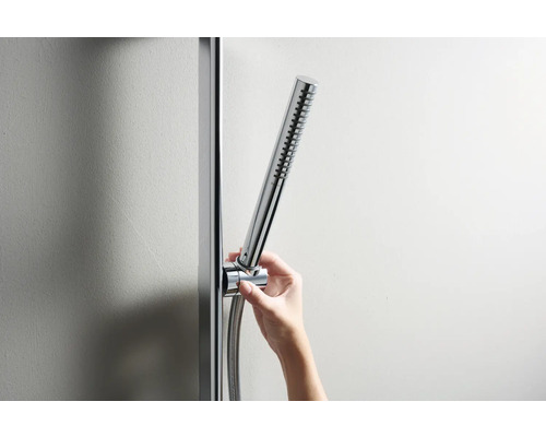 Handbrause an Duschstange mit Hand