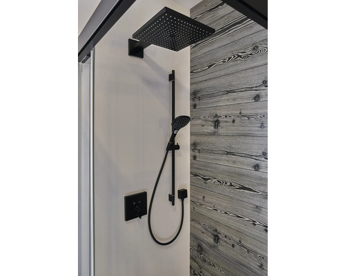 Duschgarnitur mit Kopfbrause, Handbrause und Thermostatbatterie in einem Badezimmer