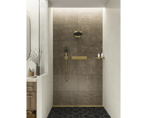 Badezimmer mit ebenerdiger Dusche, Armaturen und Fliesen