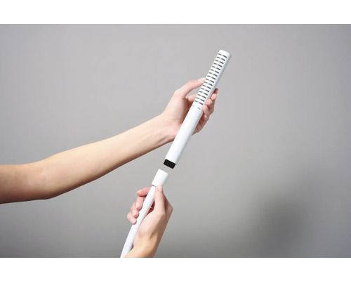 Handbrause wird an einen Brauseschlauch montiert