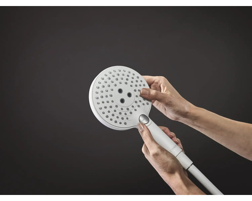 Eine Handbrause wird von Händen gehalten.