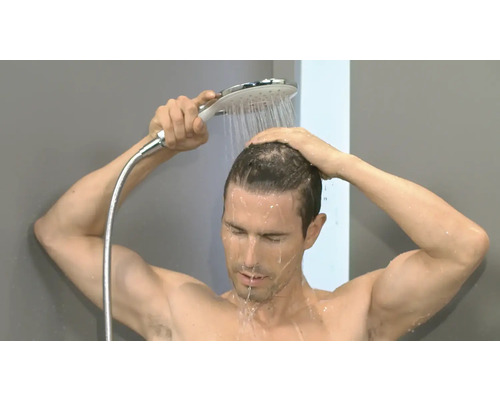 Mann beim Duschen mit einer Handbrause im Badezimmer