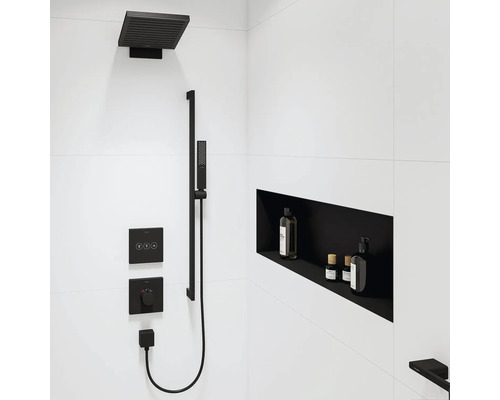 Moderne Dusche mit Kopfbrause, Handbrause und Ablagefach