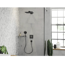 Modernes Badezimmer mit Dusche, Armaturen und dekorativen Elementen.