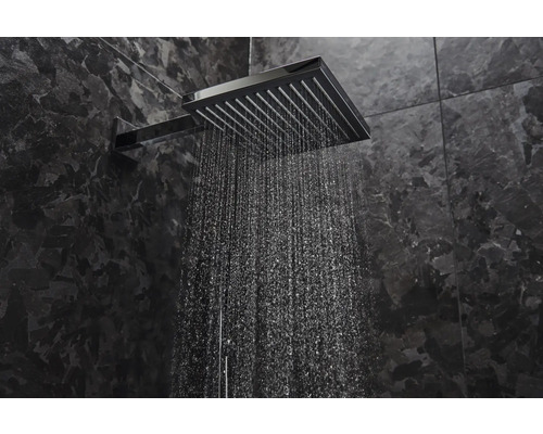 Pomme de douche carrée avec jet d''eau sur fond sombre