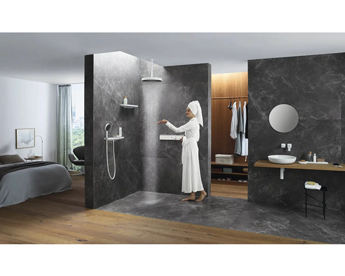 Badezimmer mit Dusche, Waschtisch und angrenzendem Schlafzimmer in modernem Design