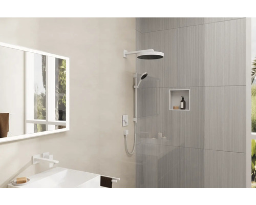 Badezimmer mit Dusche, Waschbecken, Spiegel und grauen Fliesen